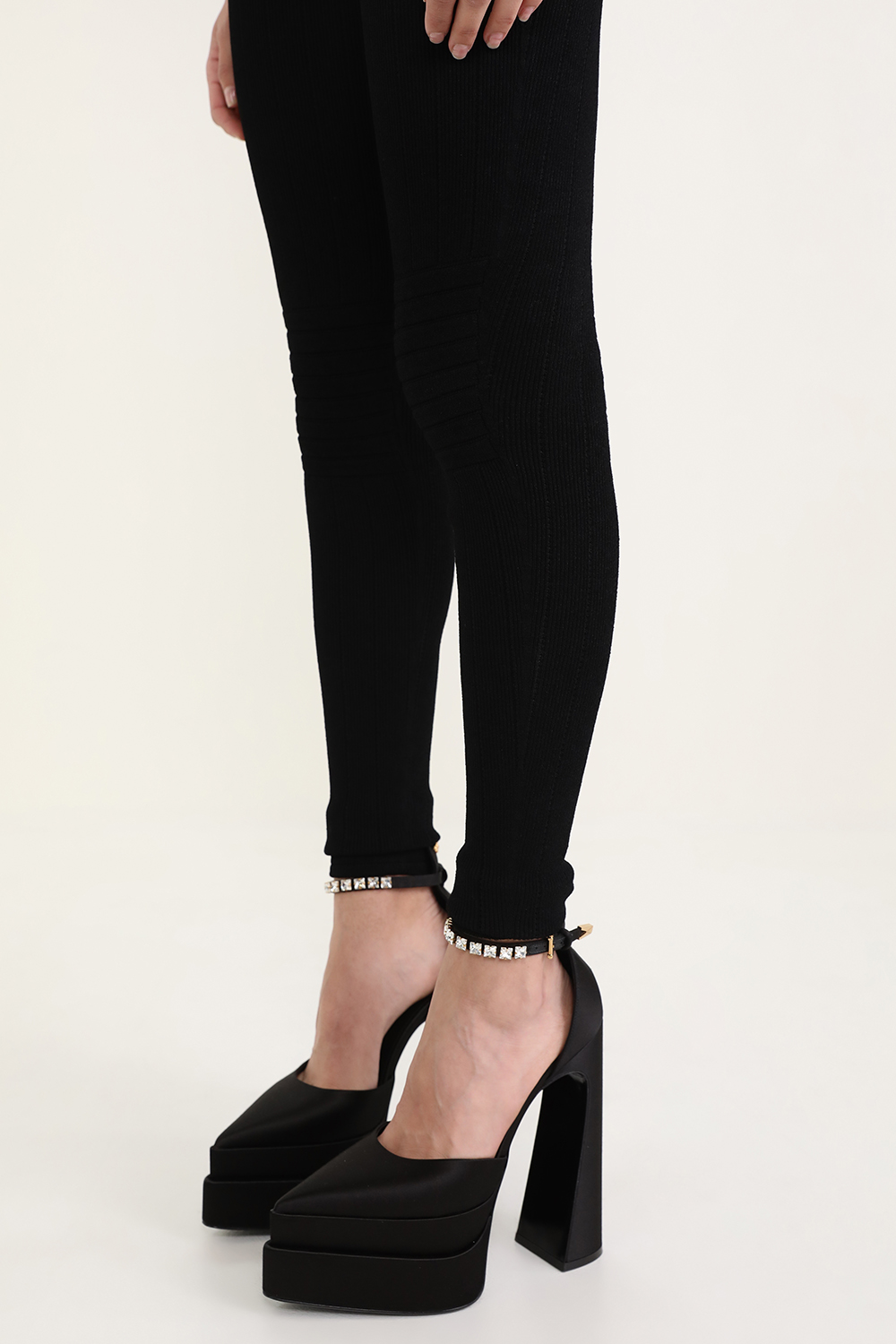 נעלי עקב פלטפורמה מחודדות מעור עם רצועת קריסטל